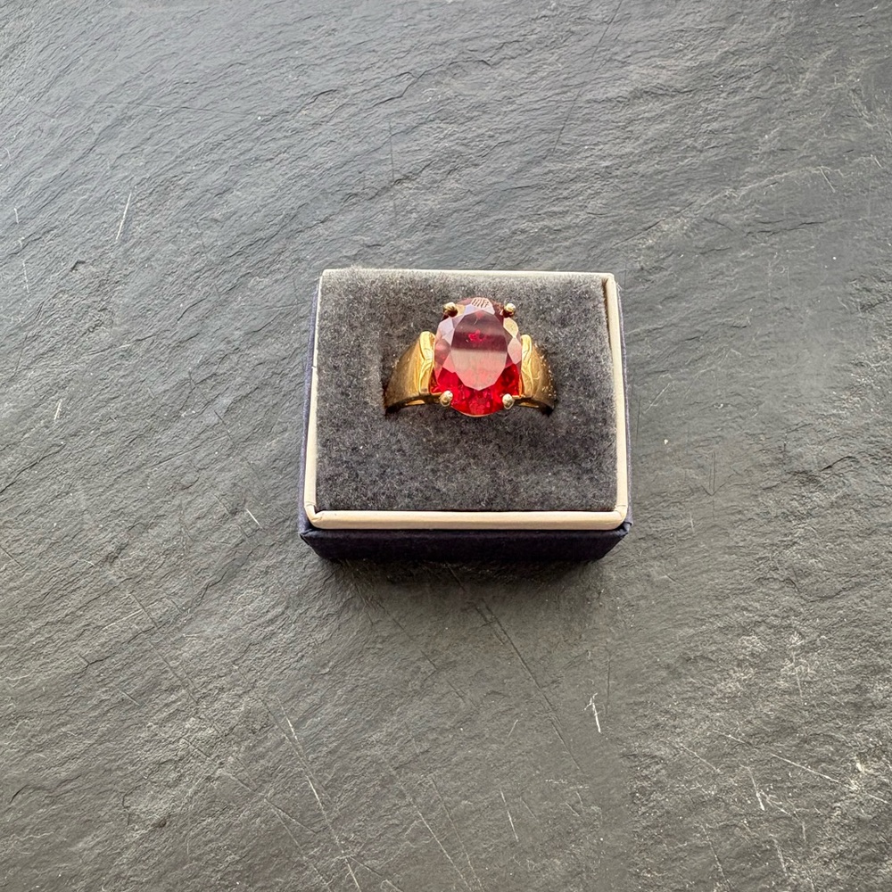Sterling Silver ring with gold tone overlay and sparkly red oval stone sz 8